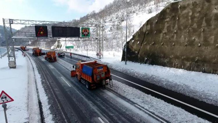 Bolu Dağı’nda kar küreme çalışması havadan görüntülendi