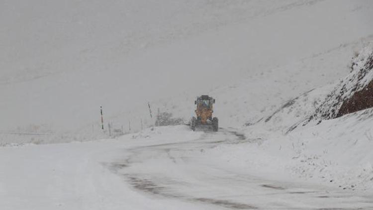 Vanda 403 yerleşim yerinin yolu kardan kapandı