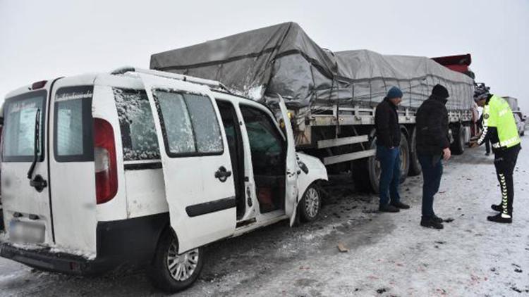 Siverek’te hafif ticari araç, TIRa arkadan çarptı: 3 yaralı