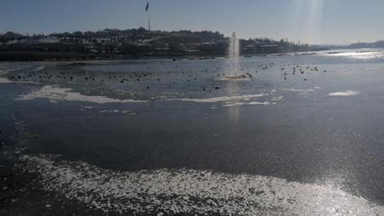 Ankarada göller ve havuzlar buz tuttu