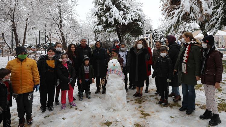 Gaziantep Büyükşehir Belediye Başkanı Şahin çocuklarla kar topu oynadı