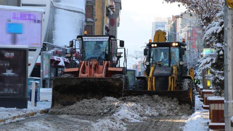 Vanda 495 yerleşim biriminin yolu kapandı; kamyonlarla kent dışına kar taşınıyor