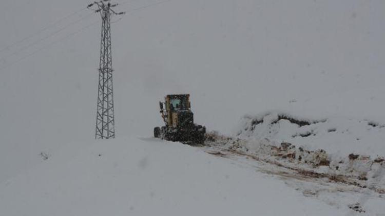 Şırnakta kardan kapanan 13 köy ve 5 mezra yolu, açılmaya çalışılıyor