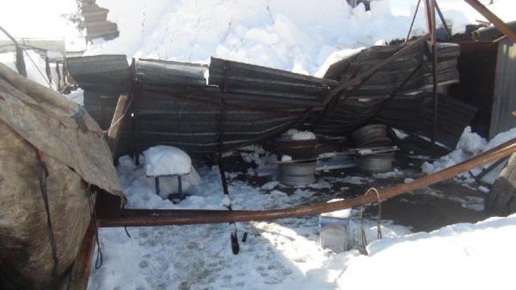 Zonguldakta kar nedeniyle 2 iş yerinin çatısı çöktü