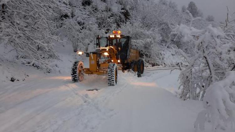 Kar yağışının sürdüğü Orduda ekipler, yolları açık tutmak için çalışmalarını sürdürüyor