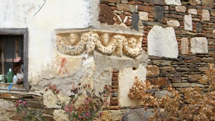 Manisada bir evin duvarında kullanılan antik lahit müzeye taşınacak