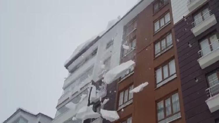 Yağışın durduğu Bitlis’te, çatılardaki karlar için uyarı