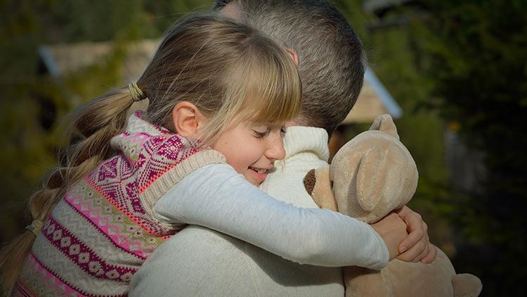 Çocuğunuza düzenli olarak sarılmak neden bu kadar önemli?