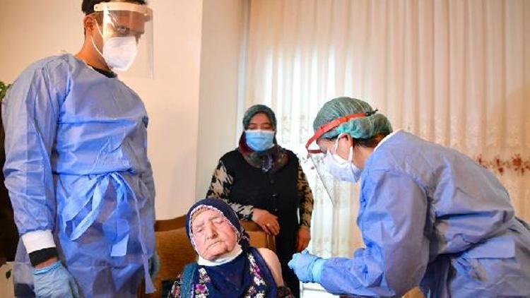 Ankarada 116 yaşında iki kadına, koronavirüs aşısı yapıldı