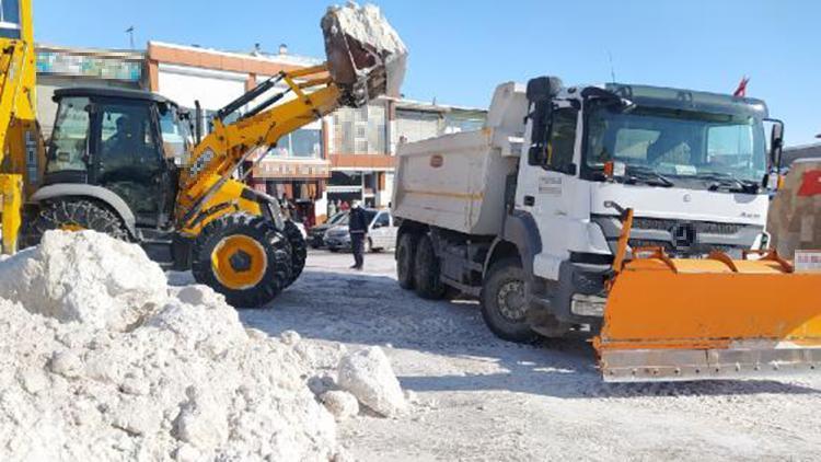 Van Başkalede 2 metrelik karlar, kamyonlarla ilçe dışına taşınıyor