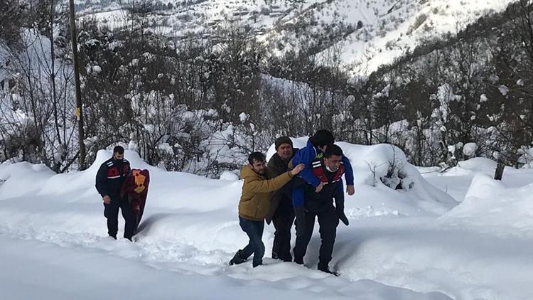 Sobadan zehirlenen aileyi jandarma ekipleri sırtında taşıdı