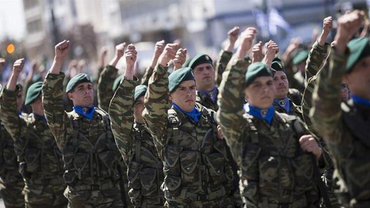 Yunanistanda kara kuvvetleri için zorunlu askerlik 9 aydan 1 yıla çıkarılıyor