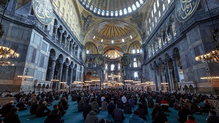 Osmanlı Hanedan Reisi Osmanoğlu için Ayasofya-i Kebir Camiinde gıyabi cenaze namazı kılındı