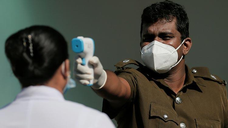 Halka kutsal iksir içirten Sri Lanka Sağlık Bakanı koronavirüse yakalandı
