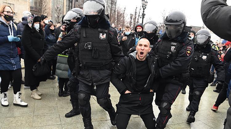 Rusya’da binlerce eylemciye gözaltı