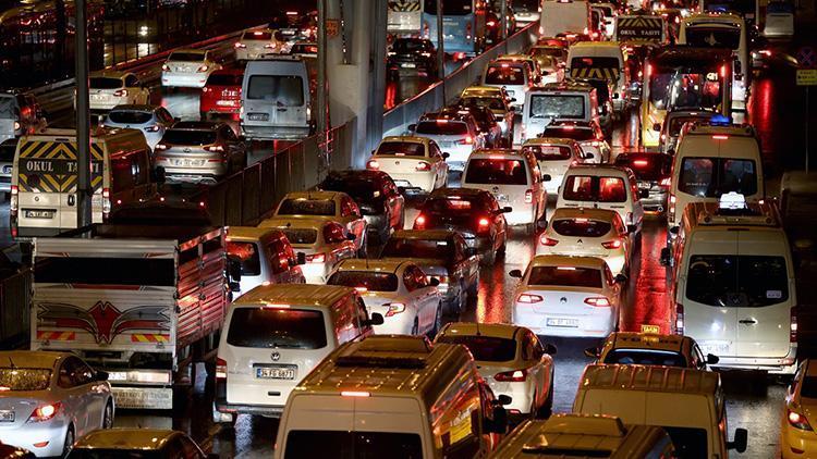 Kısıtlama sona erdi, hareketlilik başladı İstanbulda trafik kilitlendi