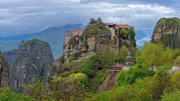 Kayaların zirvesindeki manastır: Meteora