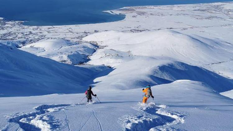 Vanın Artos Dağı zirvesinde turistlerden kayak