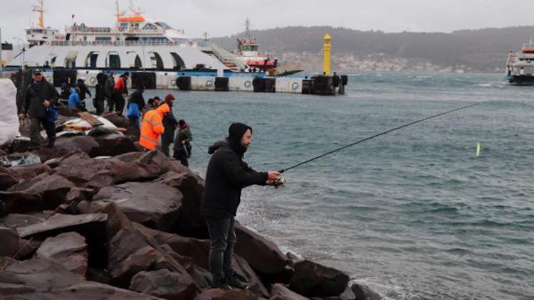 Olta balıkçıları, lodosu fırsata çevirdi, sahile dolan palamutları avladı