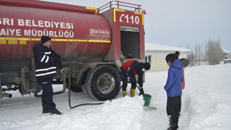 Ağrıda soğuktan suları donan vatandaşlara itfaiye desteği