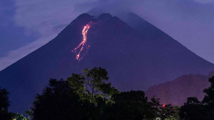 Endonezyada Merapi Yanardağında patlama