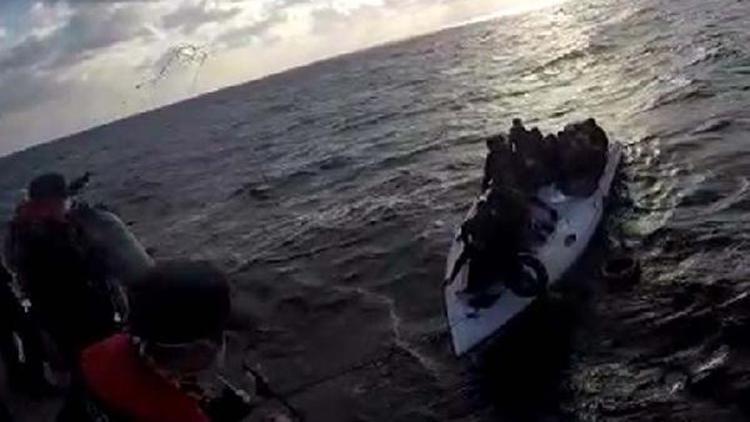 Su alan teknedeki kaçak göçmenler kurtarıldı