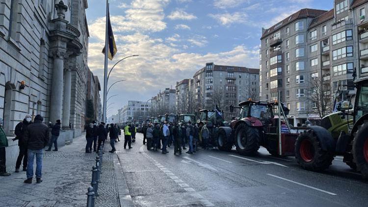 Çiftçilerden hükümete traktörlü protesto