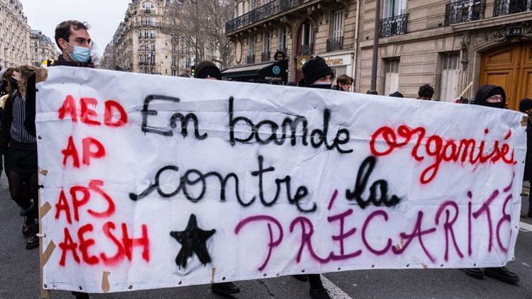 Fransa’da öğretmen ve okul hemşireleri greve gitti