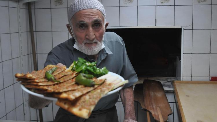 15 yaşında çırak olarak başladı, 65 yıldır etli ekmek pişiriyor
