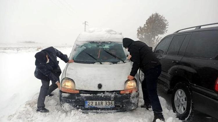 Araç kara saplandı, yardımına Edirne Valisi Ekrem Canalp koştu