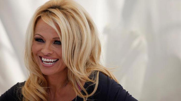 Pamela Anderson korumasıyla evlendi