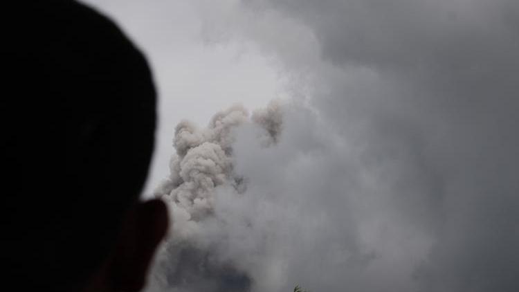 Endonezya’da Merapi Yanardağı’nda son 24 saatte 52 patlama yaşandı