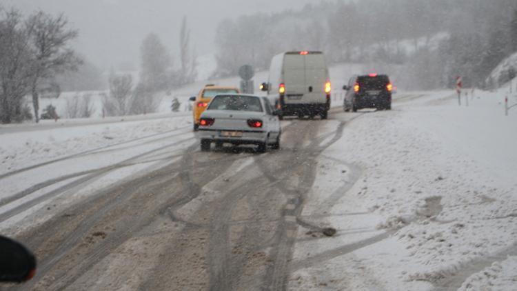 Tokat- Sivas yolu, kar yüzünden ağır tonajlı araçların geçişine kapatıldı