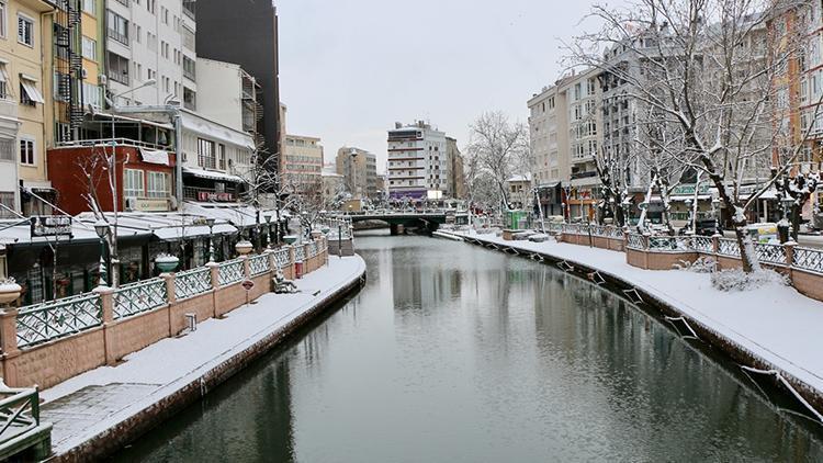 Eskişehir ve Kütahyada kar yağışı etkili oldu