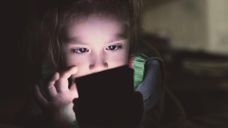 Çocuklarda uzun süre ekran maruziyeti bazı sorunlara yol açabiliyor