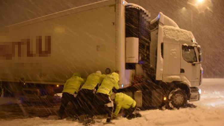 Kütahya’da yolda kalan TIR’ı trafik polisleri kurtardı