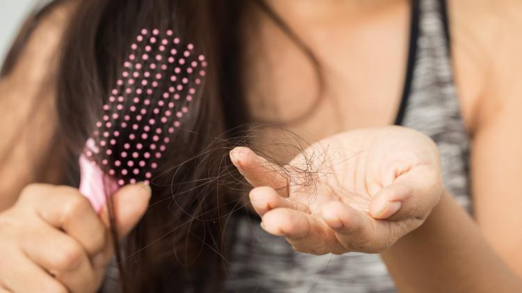 Yüzlerce Kovid Hastası Takip Edildi: Kadınlarda Saç Dökülmesine Yol Açıyor!