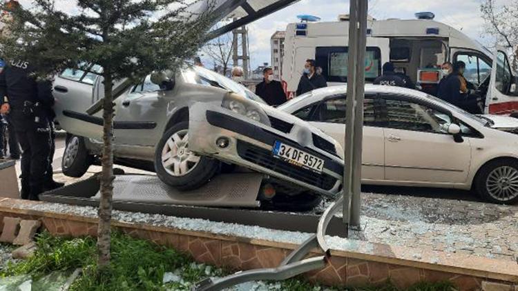 Ehliyetsiz sürücü, polisin dur ihtarına uymadı kaza yaptı