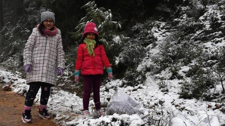 Kuşadasında yeni yılın ikinci kar sürprizi