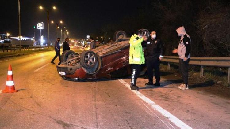 TIRa çarpıp takla atan otomobilden çıkıp, yaya olarak kaçtılar