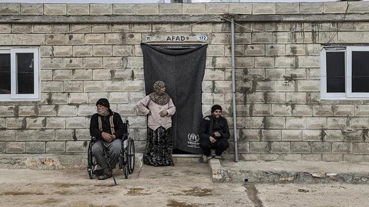 Türkiyede toplanan bağışlar, rejimin saldırılarından kaçan Suriyelilere dört duvar oluyor