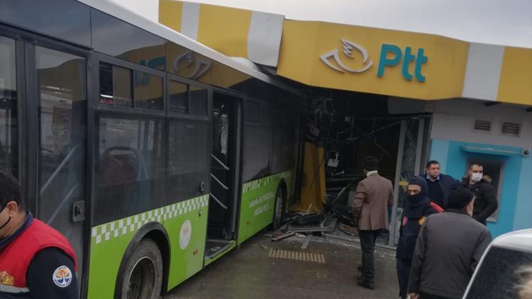 Adana’da korku dolu anlar Belediye otobüsü PTT binasına çarptı…