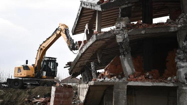 Osmangazi Belediyesi ekipleri tarım arazisine inşa edilmeye çalışılan binayı yıktı