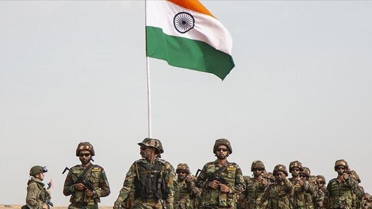 Hindistan, Çin sınırına daha fazla asker konuşlandırdı