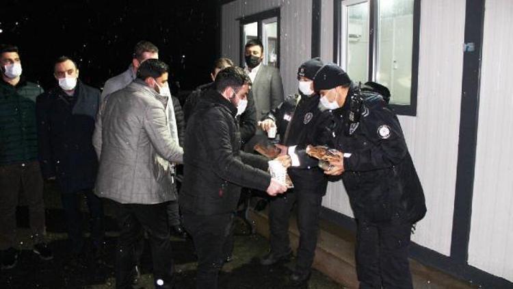 MHP Karesi İlçe Teşkilatı, kısıtlamada görev yapan polisleri ziyaret etti