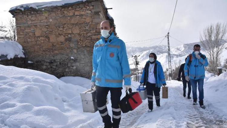 Bitliste Evde Bakım Hizmetleri ekipleri, karlı yolları aşıp hastalara ulaşıyor