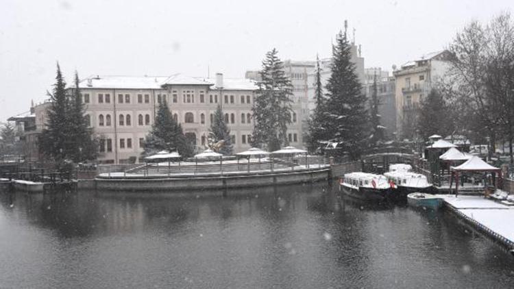 Eskişehir’de kısıtlamada boş kalan cadde ve sokaklar, kar yağışıyla beyaza büründü