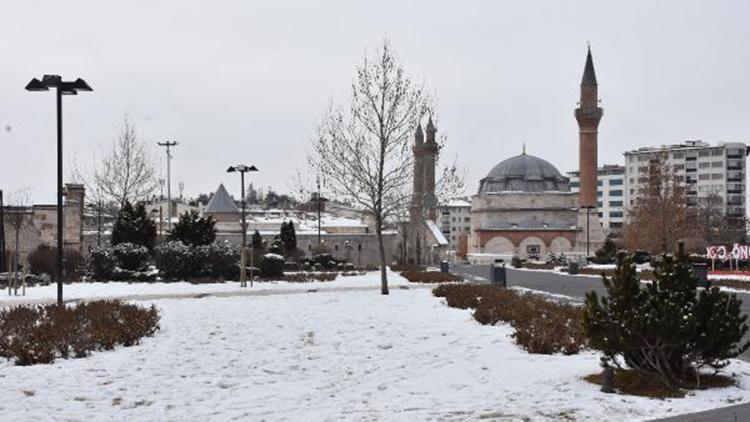 Sivasta 438 yerleşim yerinin yolu kar nedeniyle kapandı