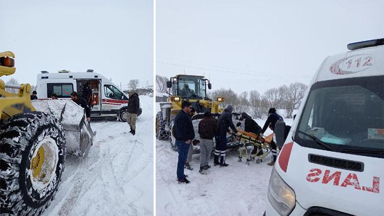 Hasta kadın, karlı yolda iş makinesi kepçesiyle ambulansa taşındı
