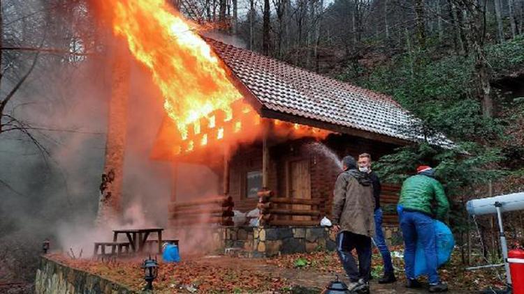 Bungalov ev alev alev yandı